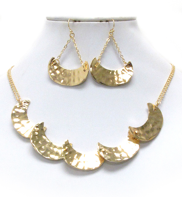 MULTI HAMMERED CRESCENT LINK NECKLACE AND EARRING SET