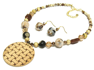 Meshed wood pattern round pendant and bead necklace and earring set