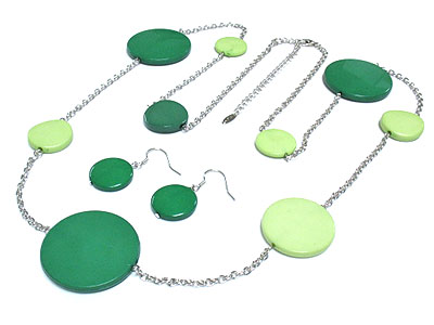 SYNTHTIC SHELL DISK AND METAL CHAIN LONG NECKLACE AND EARRING SET