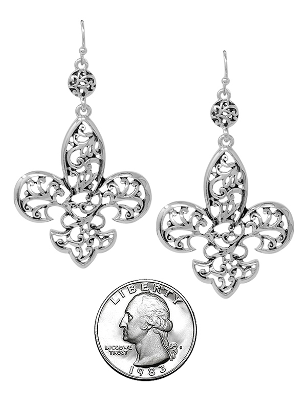 Metal filigree fleur de lis earring