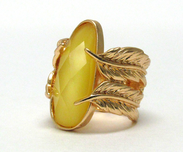 Metal leaf and on top natural oval stone hinge ring