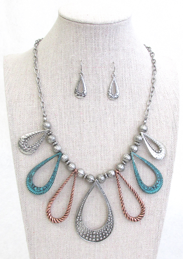 Multi textured teardrop pendant necklace set