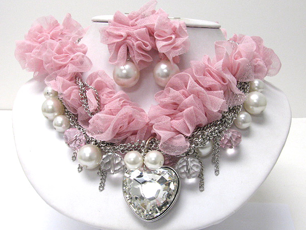 CRYSTAL HEART CHARM AND PEARL DANGLE CHIFFON AND METAL CHAIN NECKLACE EARRING SET