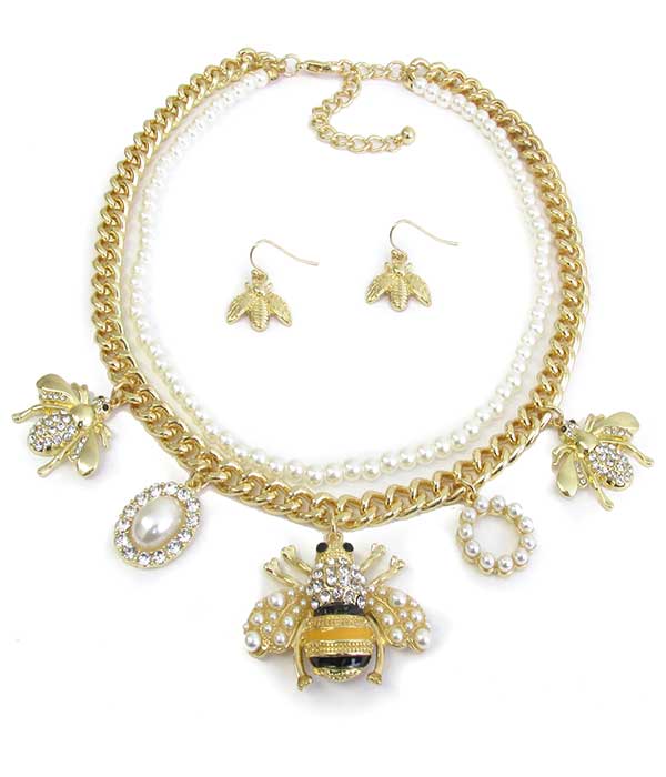 EPOXY BEE CHARM PENDANT AND DOUBLE LAYER PEARL AND CHUNKY CHAIN NECKLACE SET