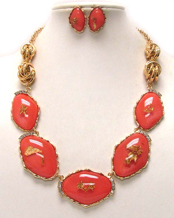 Crystal metal hammerd oval acryl inside gold flake and metal ring balls chain necklace earring set