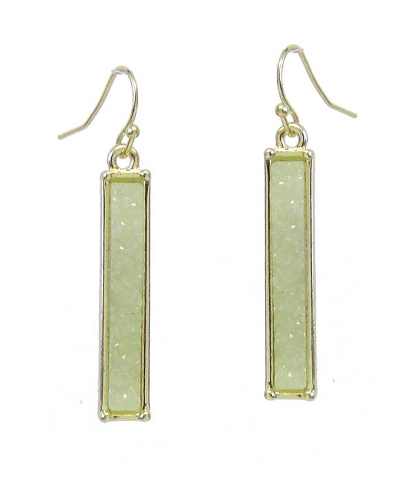 Dryzy bar earring