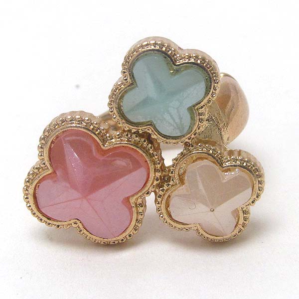 Faux color stone triple flower stretch ring