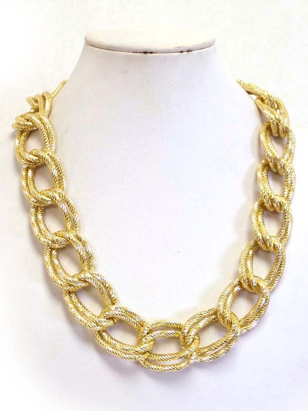 Textured double thick chain link necklace