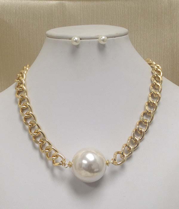 Pearl and thick metal chain necklace earring set