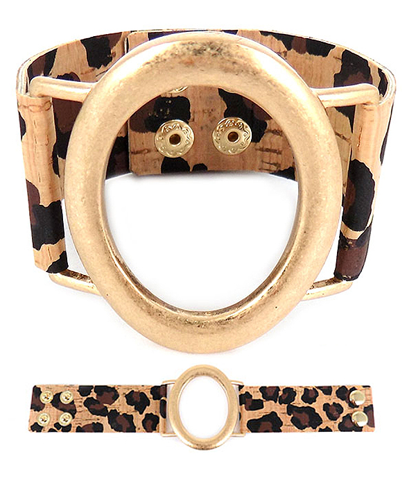 Metal ring and cork textured band button bracelet