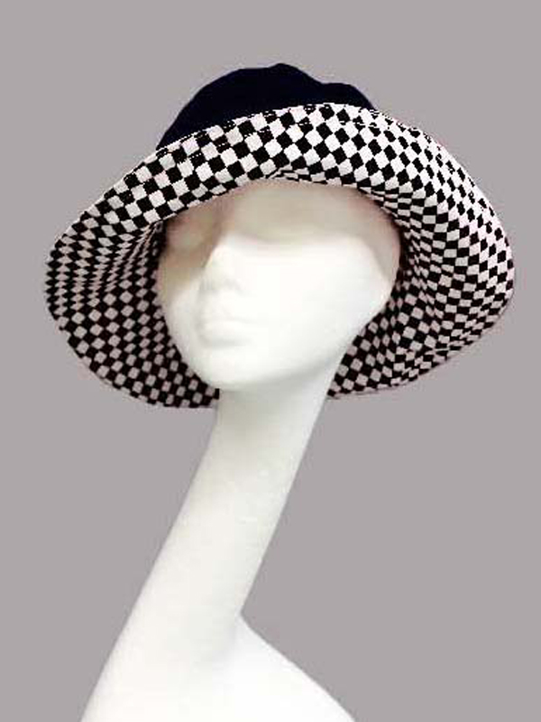 Checker pattern print reversible hat