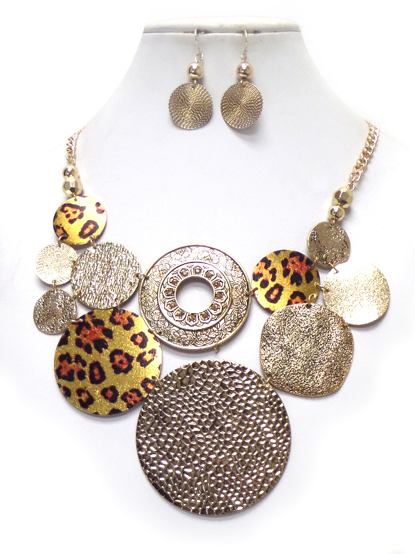 Linked metal disks with animal print necklace set