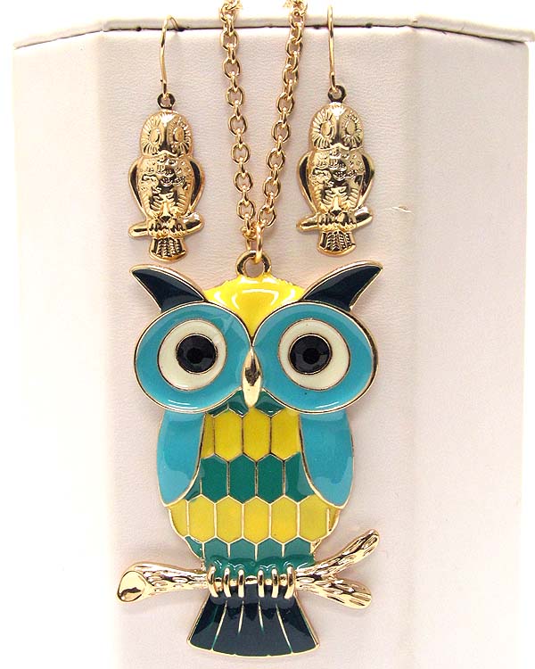 Crystal eyed large epoxy owl and long chain necklace
