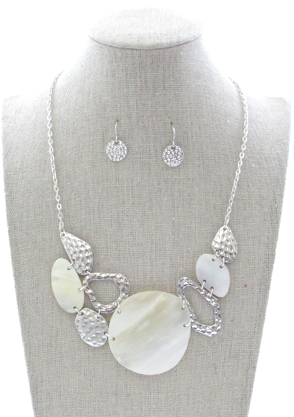 MULTI SHAPE SHELL AND TEXTURED METAL LINK NECKLACE SET