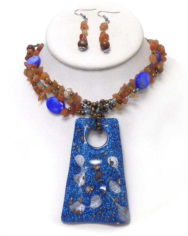 Resin pendant and chip stone necklace set