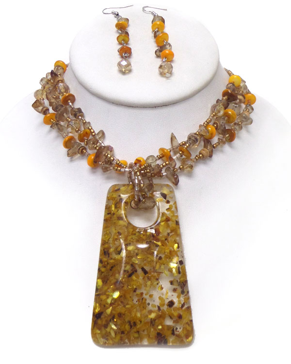 Resin pendant and chip stone necklace set