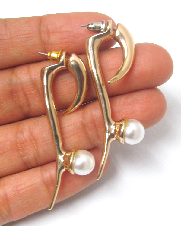 METAL CURVED PEARL PEEKABOO EARRINGS