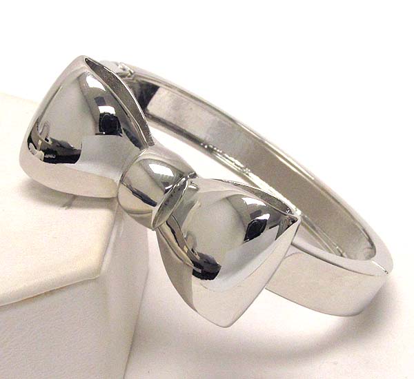 Metal ribbon accent bangle bracelet