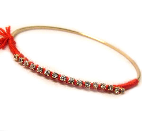 MULTI CRYSTAL AND THIN CORD ON BANGLE