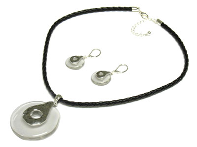 ACRYLIC ROUND PENDANT SUEDE CORD NECKLACE AND EARRING SET
