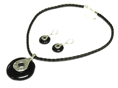 ACRYLIC ROUND PENDANT SUEDE CORD NECKLACE AND EARRING SET