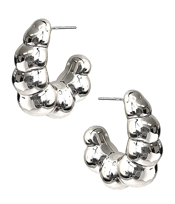 Puffy and hollow croissant earring