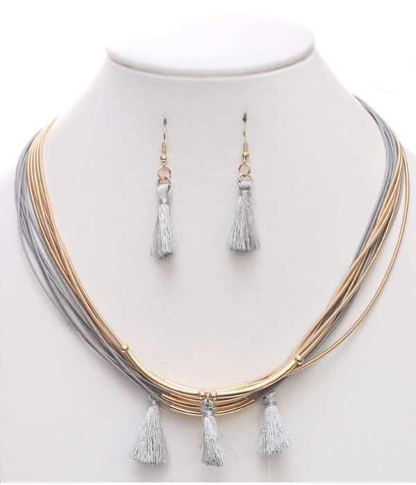 Multi mix chain and pom accent necklace set