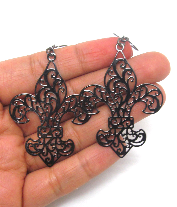 Metal filigrree fluer de lis earring