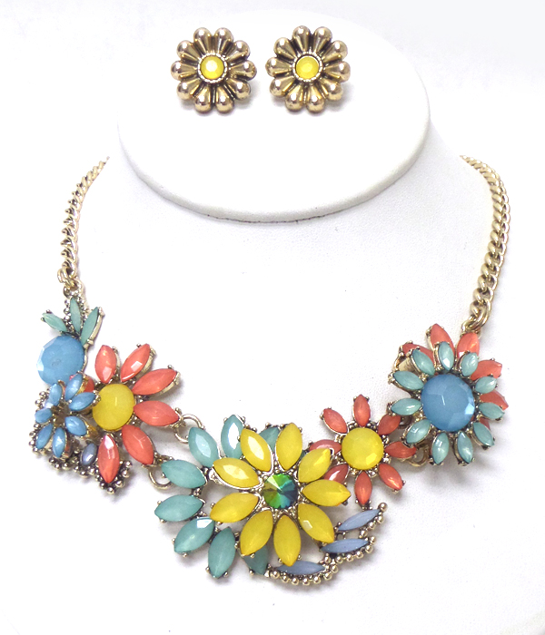 Multi size linked flowers necklace set