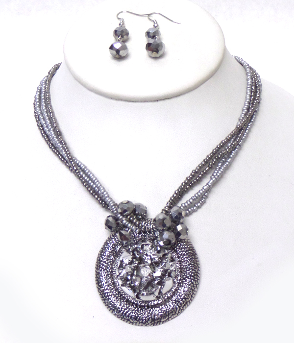 Crystal clusterd round metal pendant and glass beads necklace set