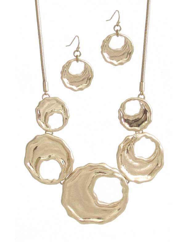 MULTI TEXTURED METAL RING LINK NECKLACE SET