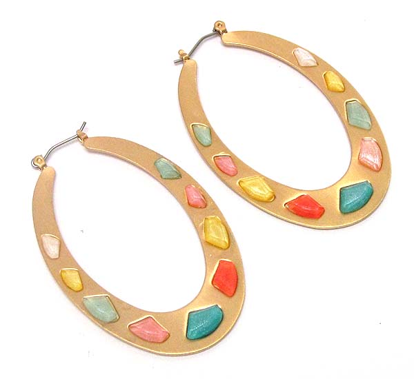 Multi crystal glas stone on thin oval earring