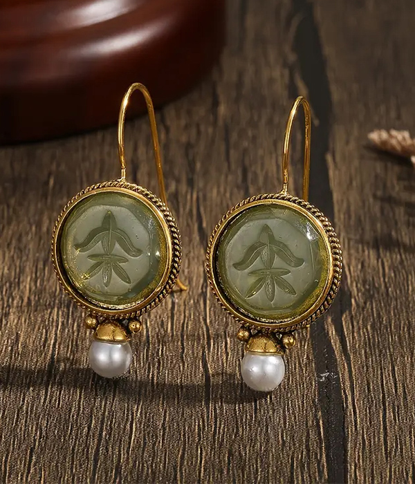 Vintage cameo pendant earring