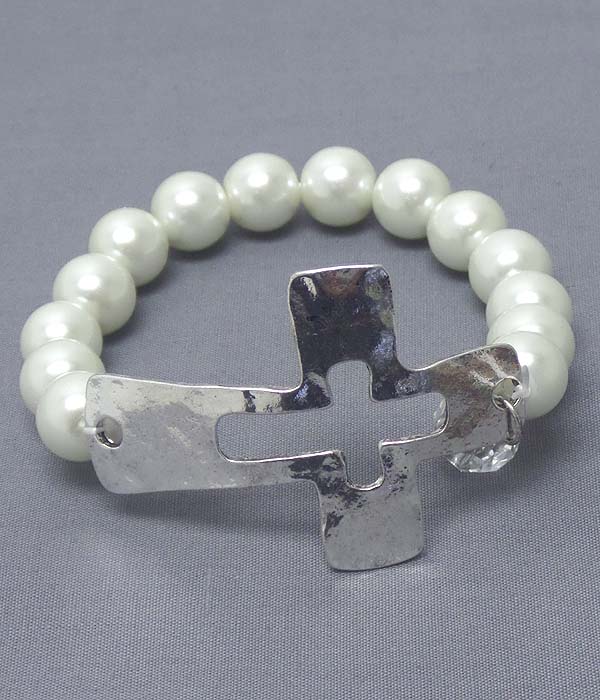 Hammered cross and pearl stretch bracelet