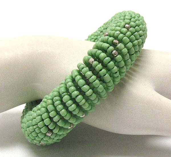 Multi chip stone on spring coiled stretch bracelet
