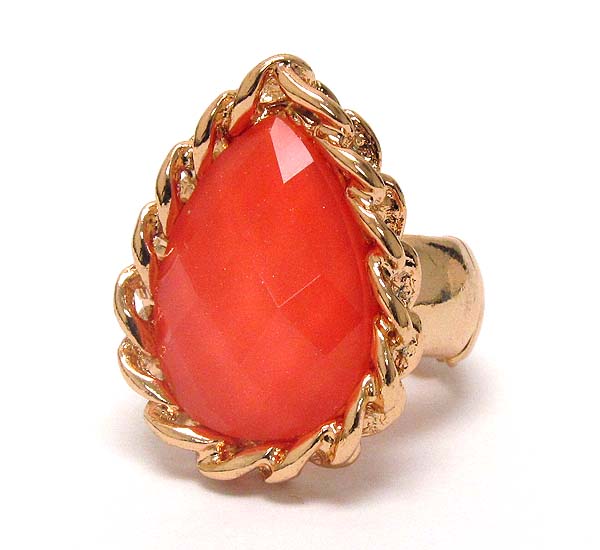 Metal twist chain and on center tear drop facet cut glass stretch ring