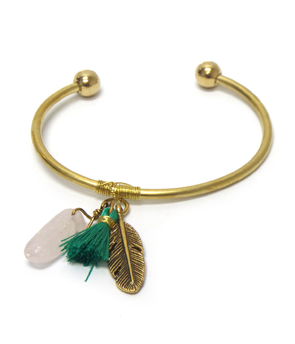 CHARM STONE AND FEATHER METAL BANGLE BRACELET 