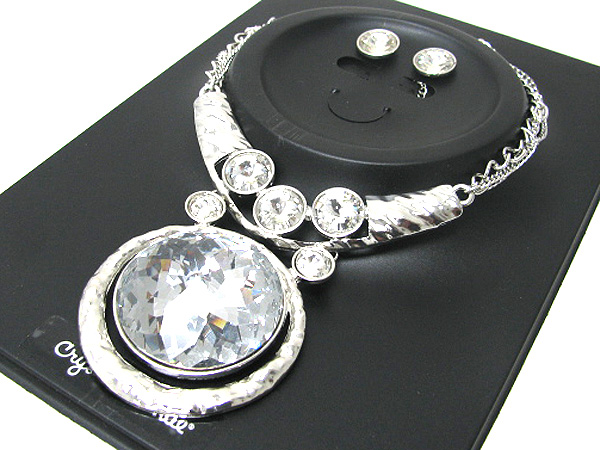 ROUND CENTER LARGE FACET GLASS AND MULTI METAL CHAIN NECKLACE EARRING SET