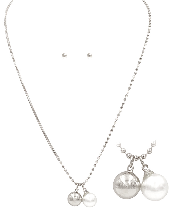 Metal ball and pearl pendant necklace set