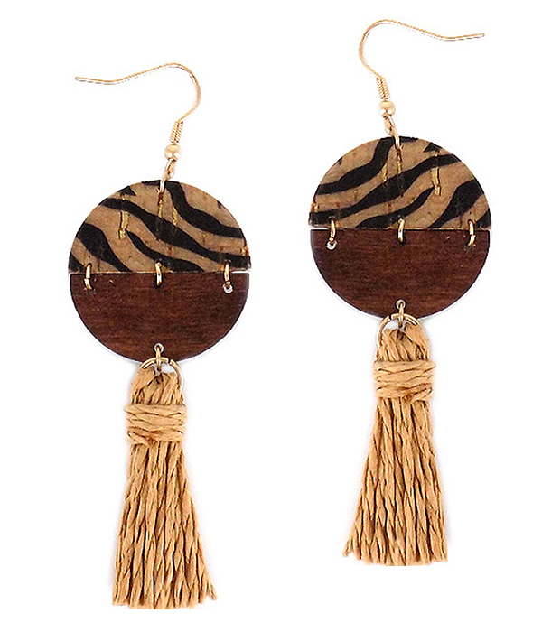 CORK TEXTURED AND WOOD MIX DISC AND RAFIA TASSEL DROP EARRING