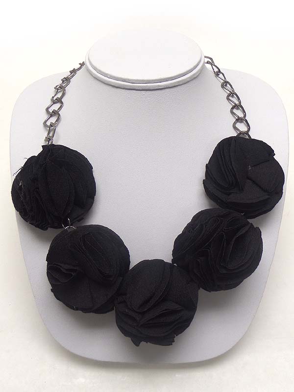 Multi fabric flower link chain necklace