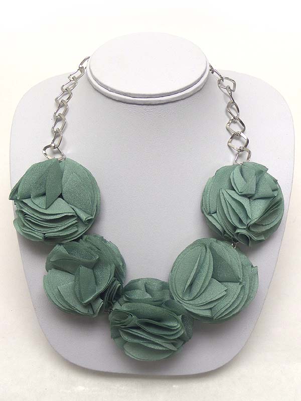Multi fabric flower link chain necklace
