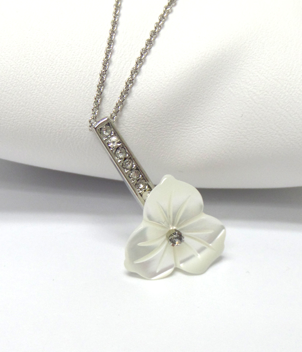 Electro plating and mother of pearl flower pendant necklace