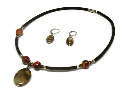 GLASS DECO SUEDE SIMPLE WIRE NECKLACE WITH MAGNET CLASP AND EARRING SET