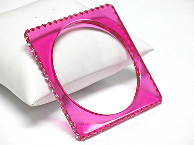 SQUARE SHAPE CRYSTAL STUD ACRYL BANGLE