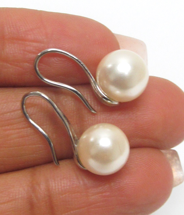 Pearl drop earrings 