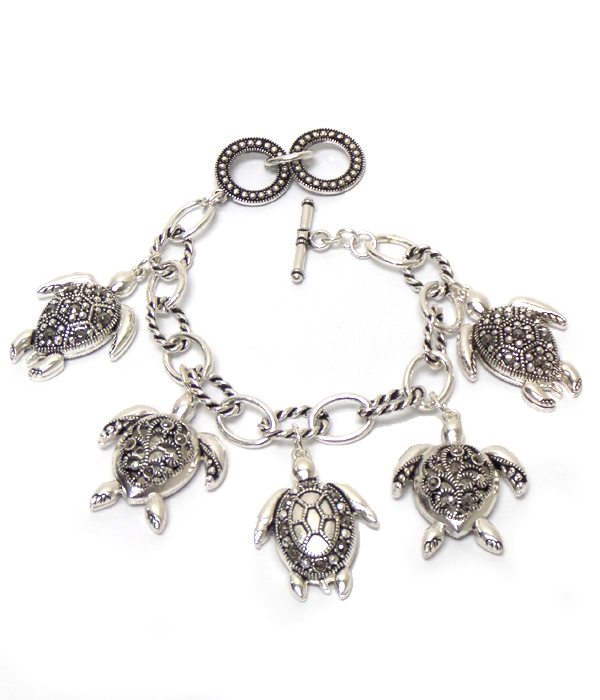 TETXTURED METAL SEA TURTLES CHARM TOGGLE BRACELET