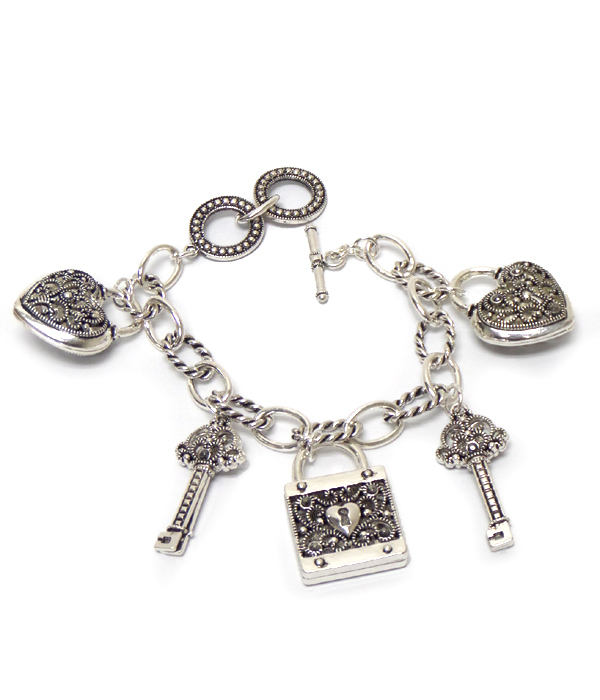 Heart and key theme metal charm toggle bracelet
