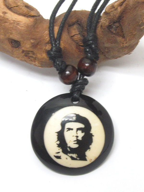 Carved resin round pendant necklace - che guevara