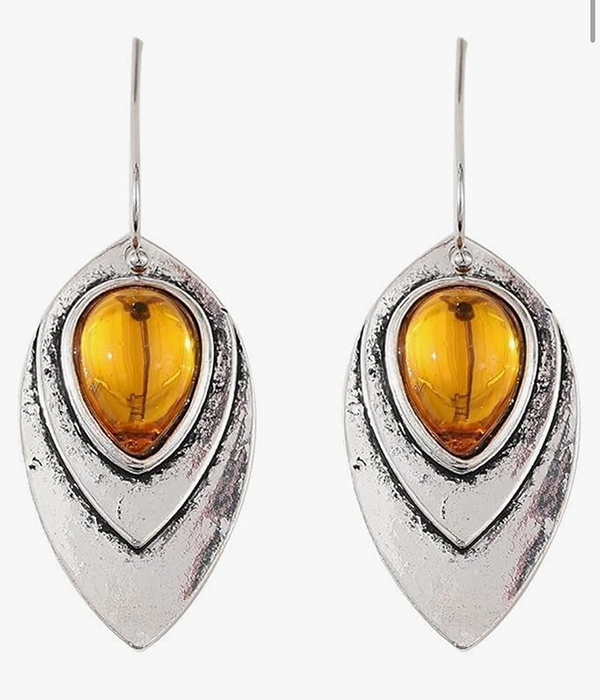 Retro style metal arrowhead earring